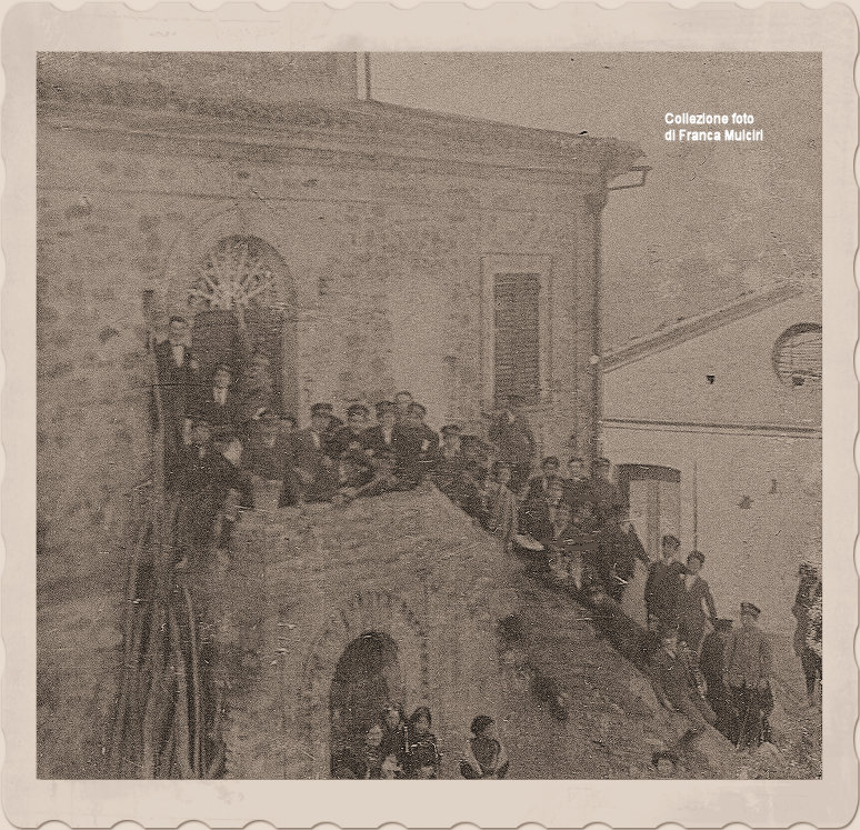 Alunni di Scuola Tecnica in visita al frantoio Minutillo ubicato in contrada Arci/paraggi chiesa Madonna delle Grazie ~ Anno 1914